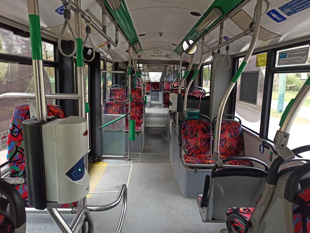 Gelenkobus Nr. 051 vom polnischen Typ Solaris Trollino 18 AC - Innenansicht von vorn nach hinten